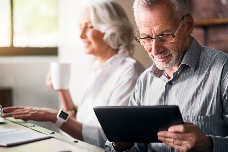 Elderly-Couple-Together-in-Kitchen_Technology-1
